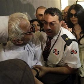 بالصورة.. عجوز حاول الإعتداء على هيفاء وهبي 
