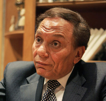 عادل إمام ينتقد باسم يوسف :"ملكش دعوة بالرموز الوطنية"