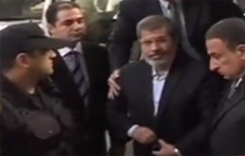 
خبراء النفس يحللون تصرفات "مرسي" أثناء محاكمته: 
كان مغيبًا عن الواقع.. و"زر الجاكت" أظهر اضطرابه
