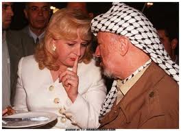 عقيد في المخابرات الإسرائيلية: إذا سمم عرفات فالمرشحة الأولى للقيام بذلك هي سها عرفات 


