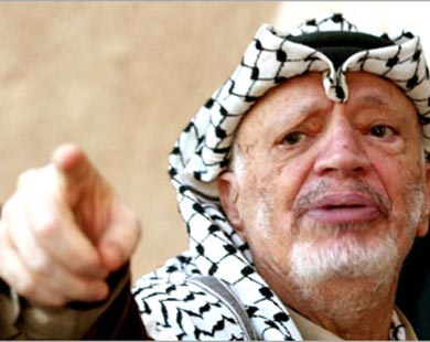 مسؤول إسرائيلي سابق: إذا ثبت تسمم عرفات فزوجته قتلته