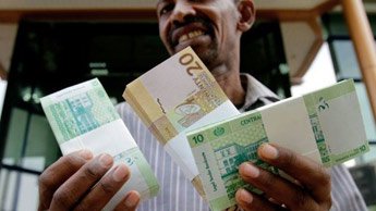المركزي السوداني يخفض سعر الجنيه مقابل الدولار بنسبة 30%