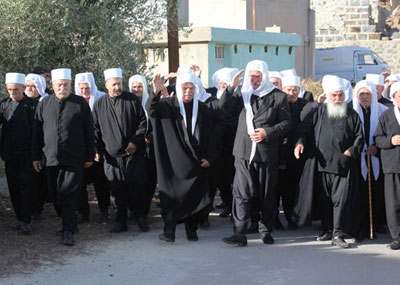 موقف القيادة السورية: القوانين تحكم عمل الجيش وليس التدخلات الطائفية...
جنبلاط يعمل على ترتيب اوضاع الضباط ...الدروز المنشقين
ارسلان التقى الاسد وابلغه الرغبة الجنبلاطية وليس «رسالة»...
مشايخ وشبان من دروز لبنان هبوا لنصرة عرنة والحضر في جبل الشيخ بعد هجوم النصرة