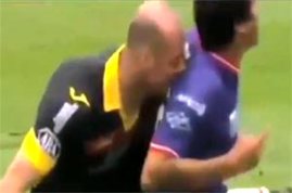 بالفيديو.. حارس مرمى يعضّ لاعباً خلال مباراة