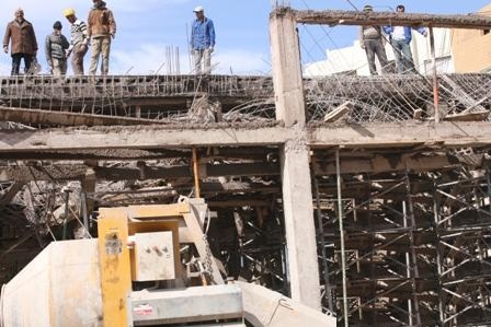 انهيار سقف مبنى في الجديدة والاهالي يناشدون المستشفيات استقبال الجرحى السوريين
