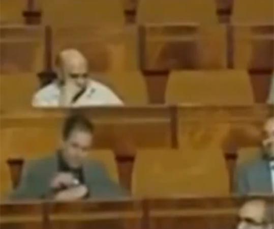 بالفيديو .. نائب عربي يشم الهيروين علناً في الجلسة!!