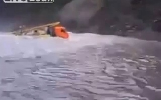يعبر نهراً بشاحنته ! بالفيديو