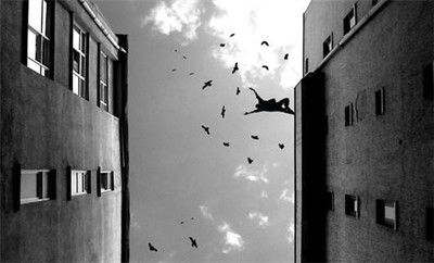 دفعته من أعلى حافة بعد 8 أيام على زواجهما
