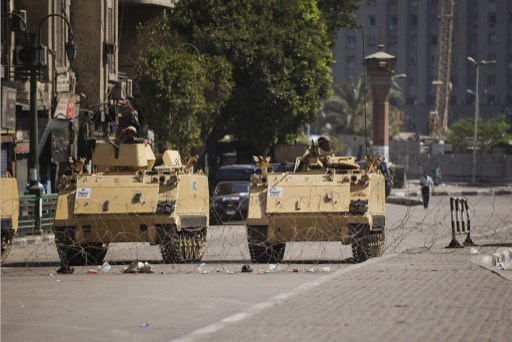 الجيش يغلق ميدان التحرير قبيل انطلاق مسيرات أنصار الإخوان المسلمين