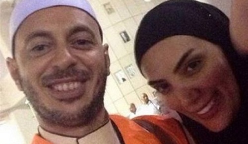 ما هو سر صور الفنانة حورية فرغلي وهي تقبل شاباً أجنبياً قبل أدائها فريضة الحج!


