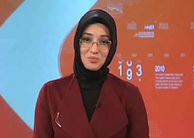 
ظهور أول مذيعة محجبة
الحجاب يقتحم معقل العلمانية.. التلفزيون التركي