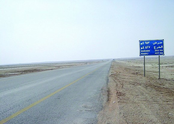 الامن اليمني يحتجز ثلاث فتيات في منفذ حرض لأسبابٍ غامضة 