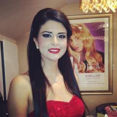 سلمى رشيد تهدي فستانها لإحدى المعجبات