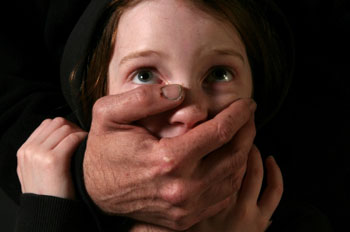 استضافته عائلة فاعتدى على طفلتها 