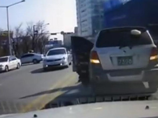 بالفيديو.. امرأة تسقط من السيارة أثناء القيادة 