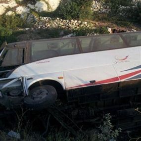 بالصورة.. سقوط باص يقلّ عشرات الركاب على جانب طريق المنصف باتجاه طرابلس وتسجيل عدد من الاصابات