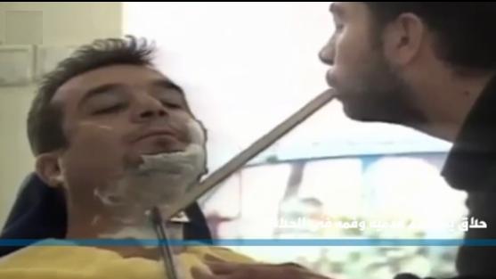 بالفيديو.. حلاق يستخدم قدميه وفمه في الحلاقة