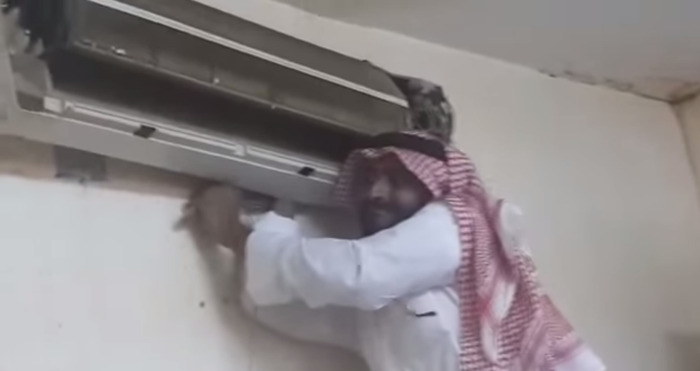 بالفيديو... ثعبان داخل المكيف اخرجه الموظف فعضه بيده 