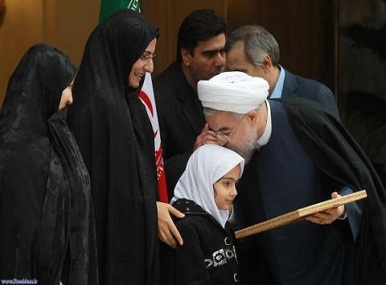 صورة مؤثرة لروحاني.. والأخير يعلّق