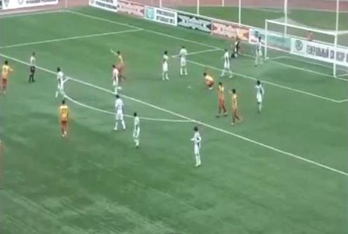 بالفيديو حكم مباراة يمنح 3 ركلات جزاء وهمية في 4 دقائق 