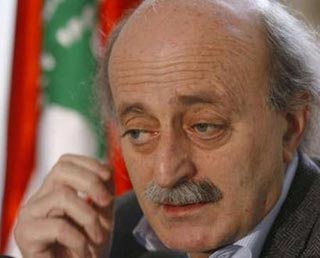  جنبلاط: الربط بين تفجير سفارة ايران وتدخل حزب الله في سوريا غير صحيح 