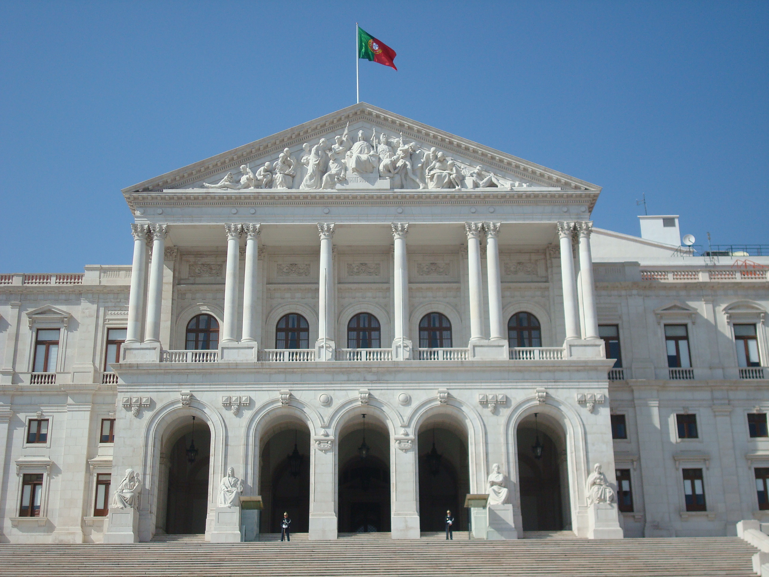 محكمة برتغالية تؤيد زيادة ساعات العمل في القطاع العام