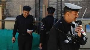 الأمن المصري يلقي القبض على عدد من الشباب المتظاهرين أمام البرلمان
