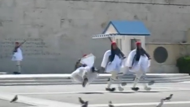 بالفيديو .. اخطاء كبيرة يرتكبها عسكريون 
