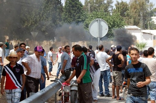 محتجون يحرقون مقرا لحزب النهضة في قفصة بجنوب تونس