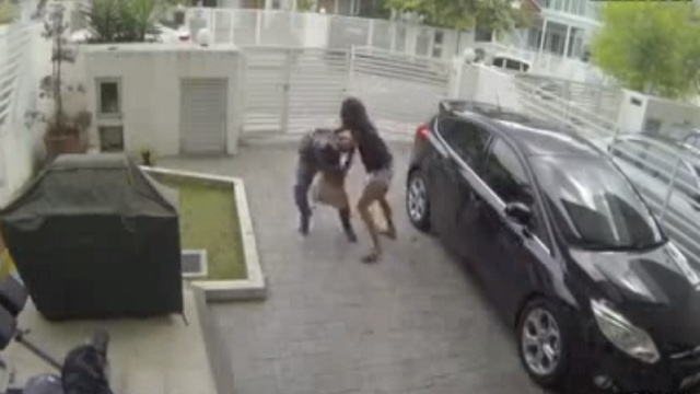 بالفيديو ... نصيحة لا تحاول سرقة حقيبة امرأة تجيد فنون القتال
