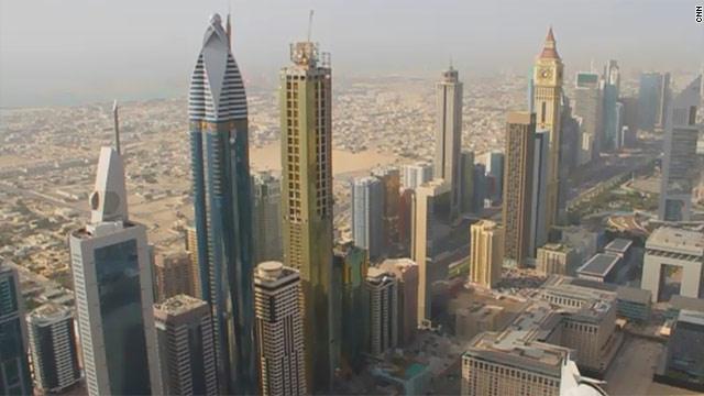 "دعابة ساخرة" تنتهي بمأساة أمريكي في سجون الإمارات