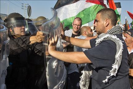 تجدد المواجهات بين جيش الاحتلال الإسرائيلي والفلسطينيين في النقب
