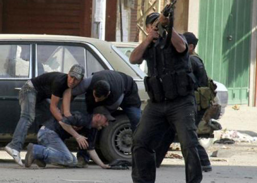 الجولة 18 انطلقت والخطط الامنية لم تنجح وليل طرابلس كان لاهباً ...
أعنف الاشتباكات بين جبل محسن العلوي والمحاور السنية بالمدفعية والرشاشات الثقيلة ...
عدد القتلى ارتفع ليلاً وجرحى الجيش 9 بينهم ضابط والمدنيون بالعشرات