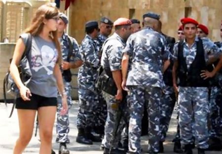 بالفيديو: شبان يدخلون جامعة البلمند بالتنورة
