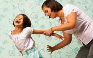 مصرية تعذب طفلتها حتى الموت 