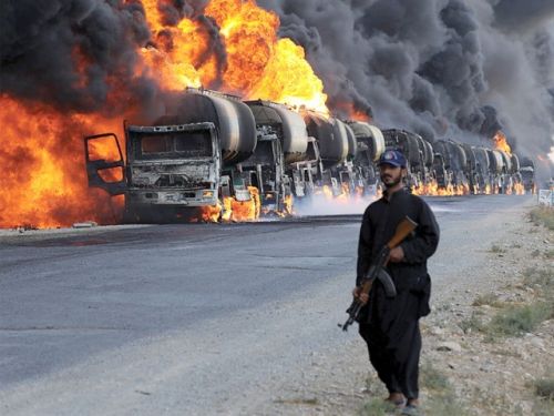احراق مسلحين لـ9 حاويات تنقل بضائع للناتو في باكستان 