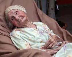 بعد 60 سنة من الزواج كشفت له السر وهى على فراش الموت