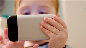 أطباء يابانيون: استخدام الأطفال للهواتف الذكية يعطل نموهم
