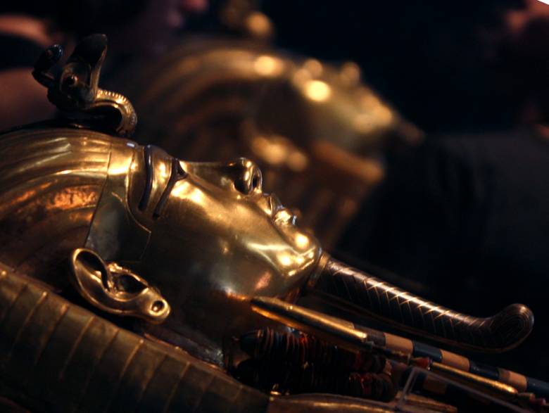 نموذج لمقبرة توت عنخ آمون يصل إلى المنيا عبر النيل الثلاثاء