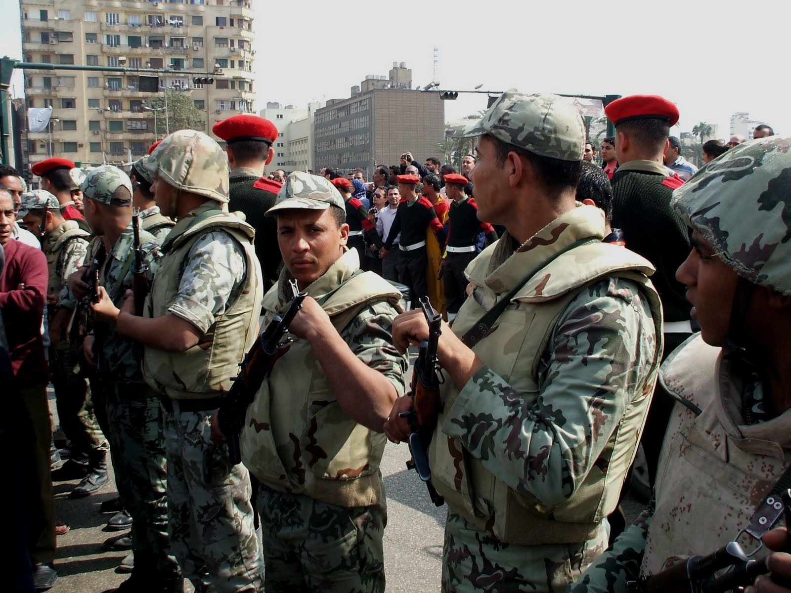 فايننشال تايمز:الجيش المصري سيبقى بعيدا عن أعين الرقابة بالدستور الجديد