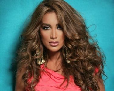 بالصورة- مايا دياب تحتفل بعيد ابنتها