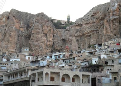 معلولا : خطف 12 راهبة وتدمير الكنائس والأيقونات
الخارجية الفرنسية والروسية تعلنان قلقهما على خطف الراهبات
مجزرة بحق المسيحيين في منطقة صيدنايا ــ معلولا وتهجيرهم
