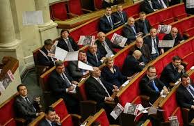 حكومة أوكرانيا تنجو من سحب الثقة في البرلمان والغضب يتأجج في الشارع