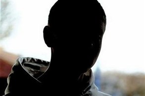 مراهق لا يعرف اسمه وعمره وجنسيته