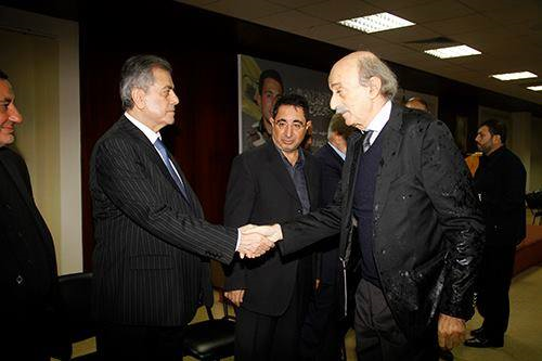 جنبلاط والسفير السوري والمصافحة  