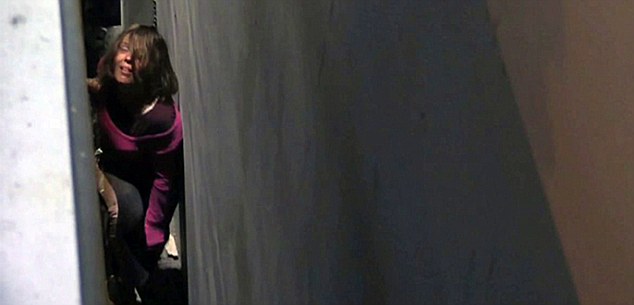 بالفيديو.. انقاذ شابة علقت بين مبنيين