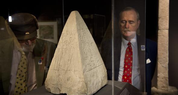 مصر تستعيد من فرنسا 5 قطع أثرية مسروقة