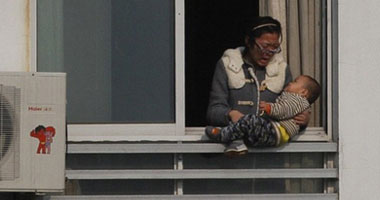  أم تهدد بإلقاء طفلها من الطابق الـ12