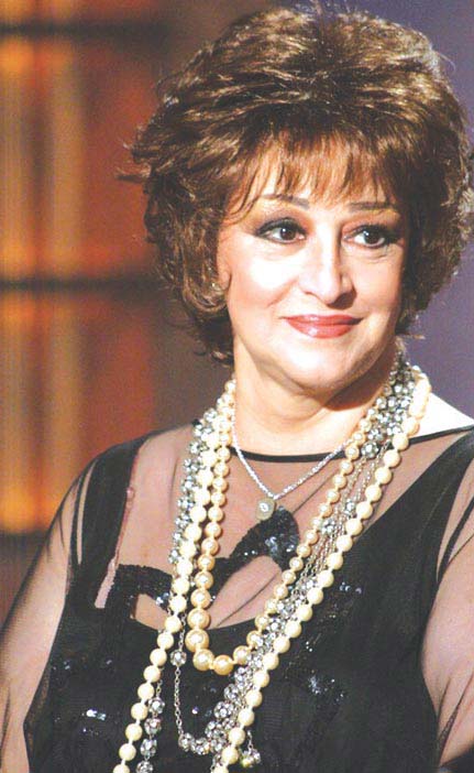 صورة نادرة للراحلة وردة تلعب كرة قدم