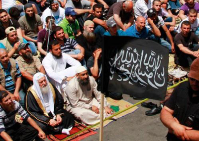 طرابلس رهينة المجموعات المسلحة وطاحونة الموت العبثي
الطرابلسيون ناقمون على سياسيي المدينة والقوى الاصولية
تخوّف من صدام بين الجيش والمسلحين قد يؤدي الى «عبرا» ثانية
النواب والوزراء يشجعون الاصوليين على كسر هيبة الجيش